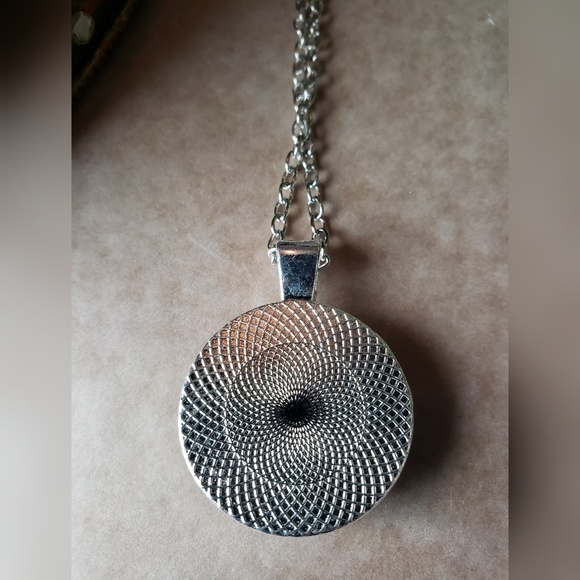 🧜‍♀️ NEW Mermaid Cabochon Necklace - Picture 4 of 5